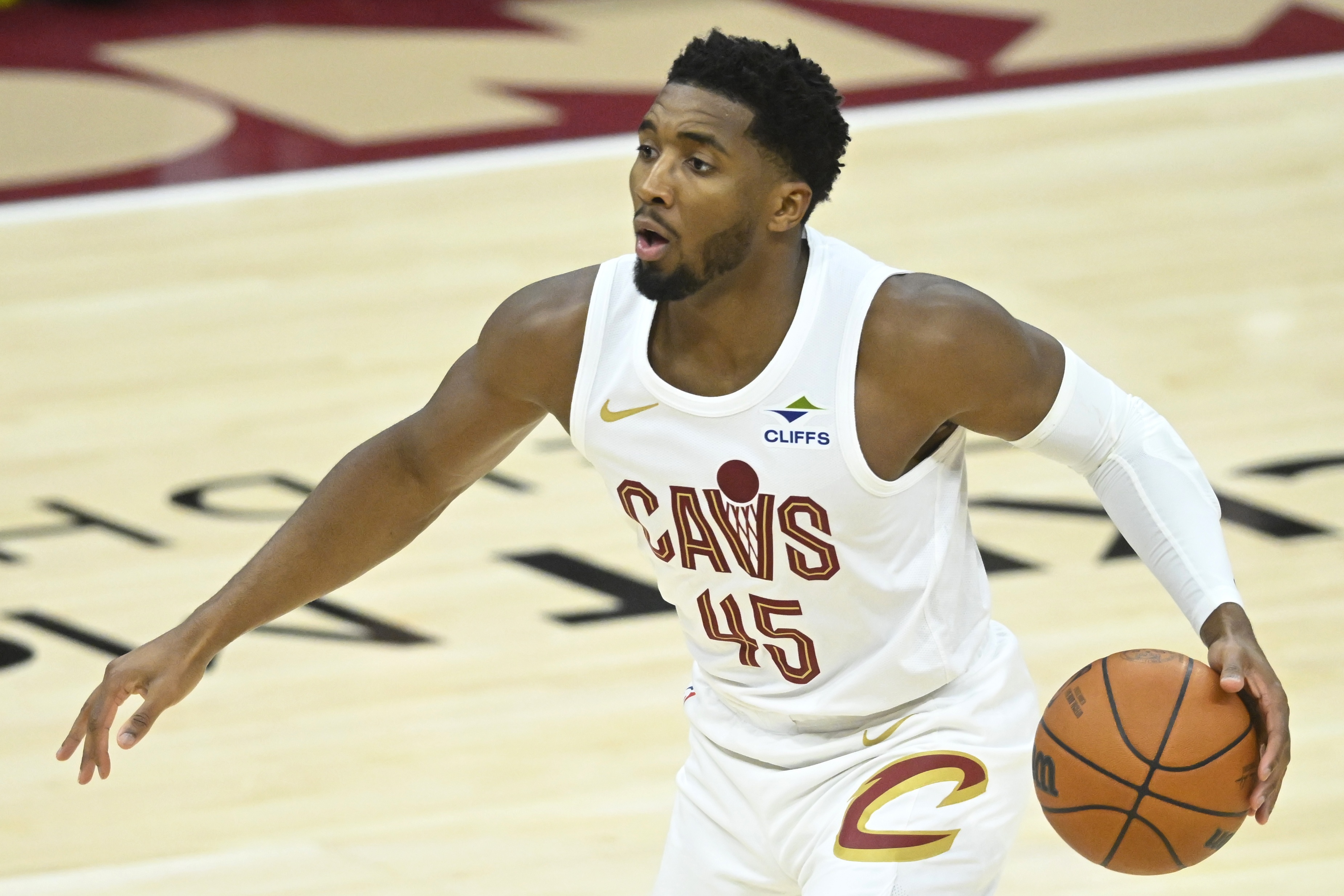 米切尔腿筋拉伤,骑士季后赛前景蒙阴影 米切尔腿筋拉伤,骑士季后赛前景蒙阴影