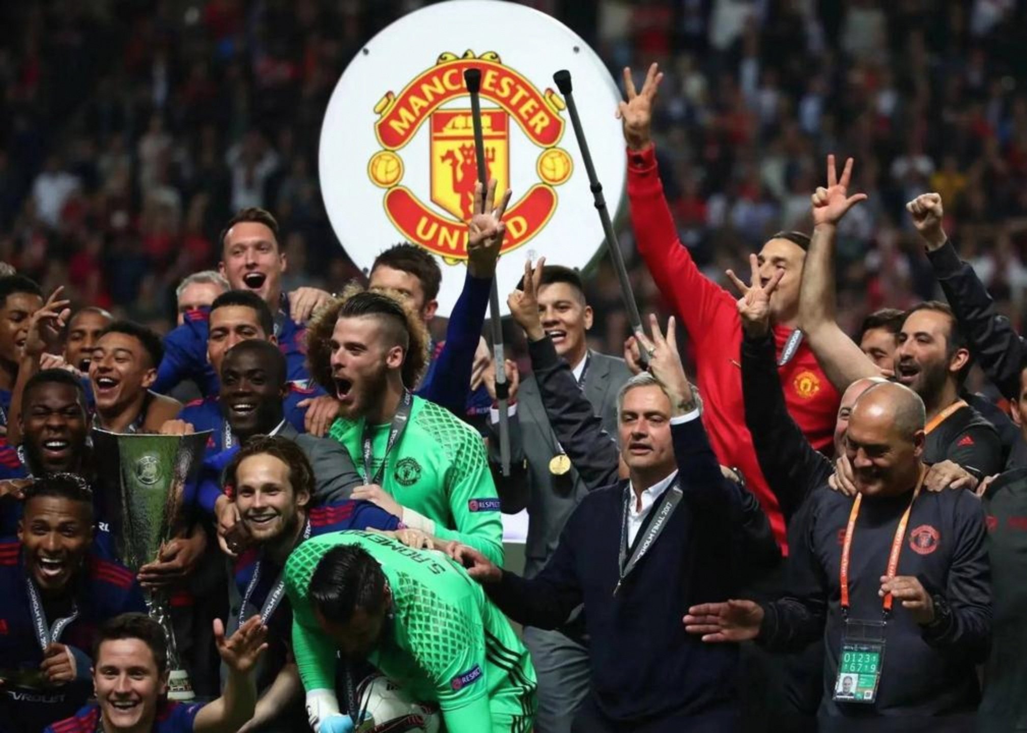 包含曼联危机重重，换帅能否救火？的词条