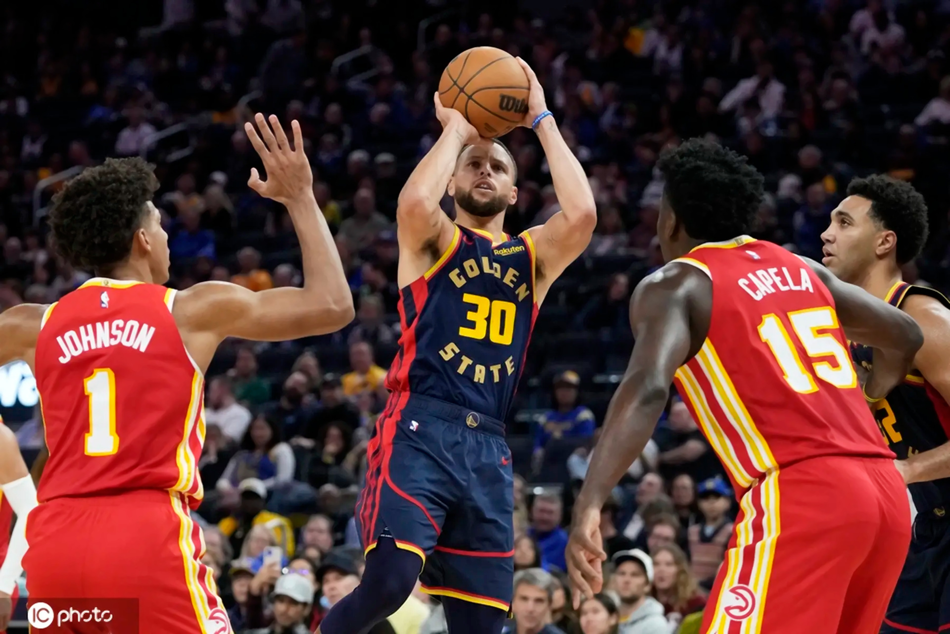 关于库里三分神迹再添一笔：单场11记的信息