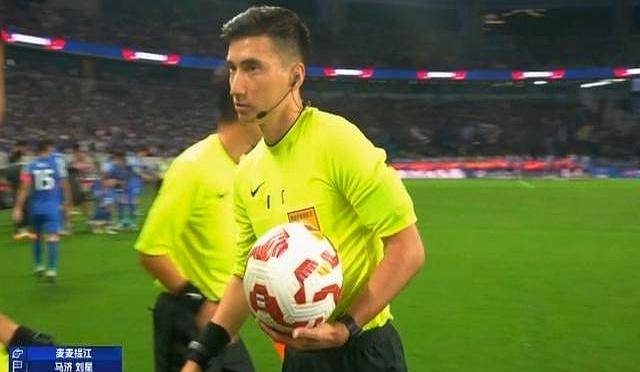 VAR争议不断!某场比赛3次改判引众怒 VAR争议不断!某场比赛3次改判引众怒